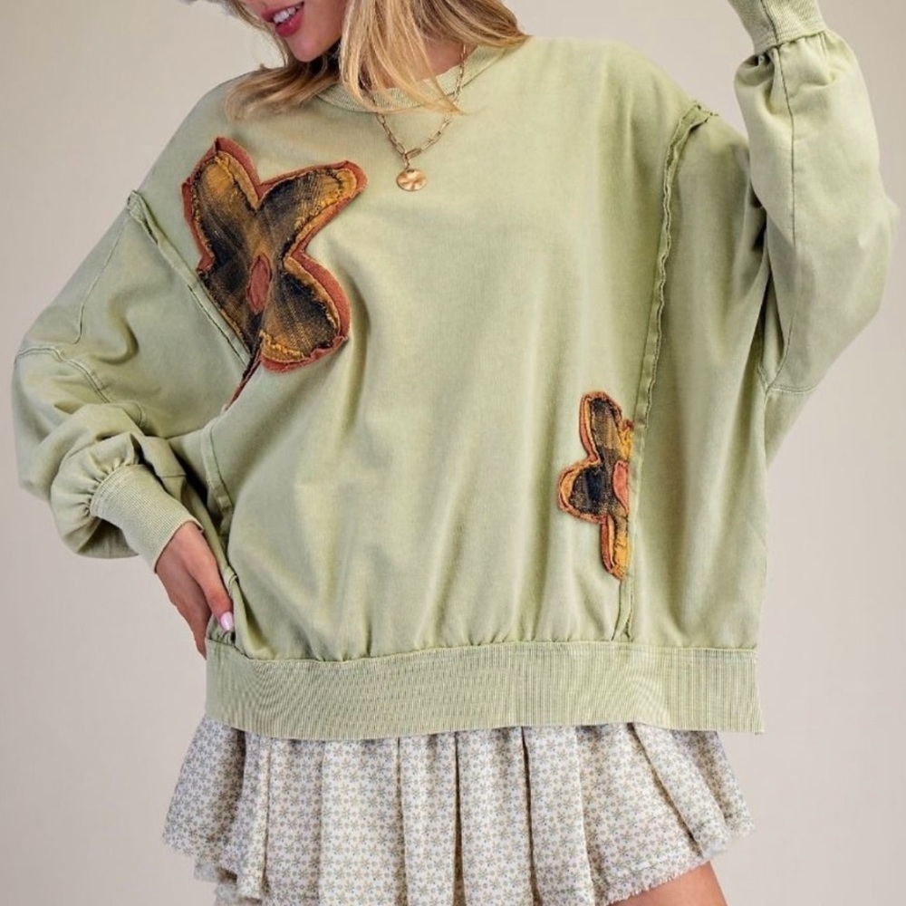 Womens Easel Sage Pullover Sweatshirt with Flower Appliqués Medium Soft - Picture 2 of 3